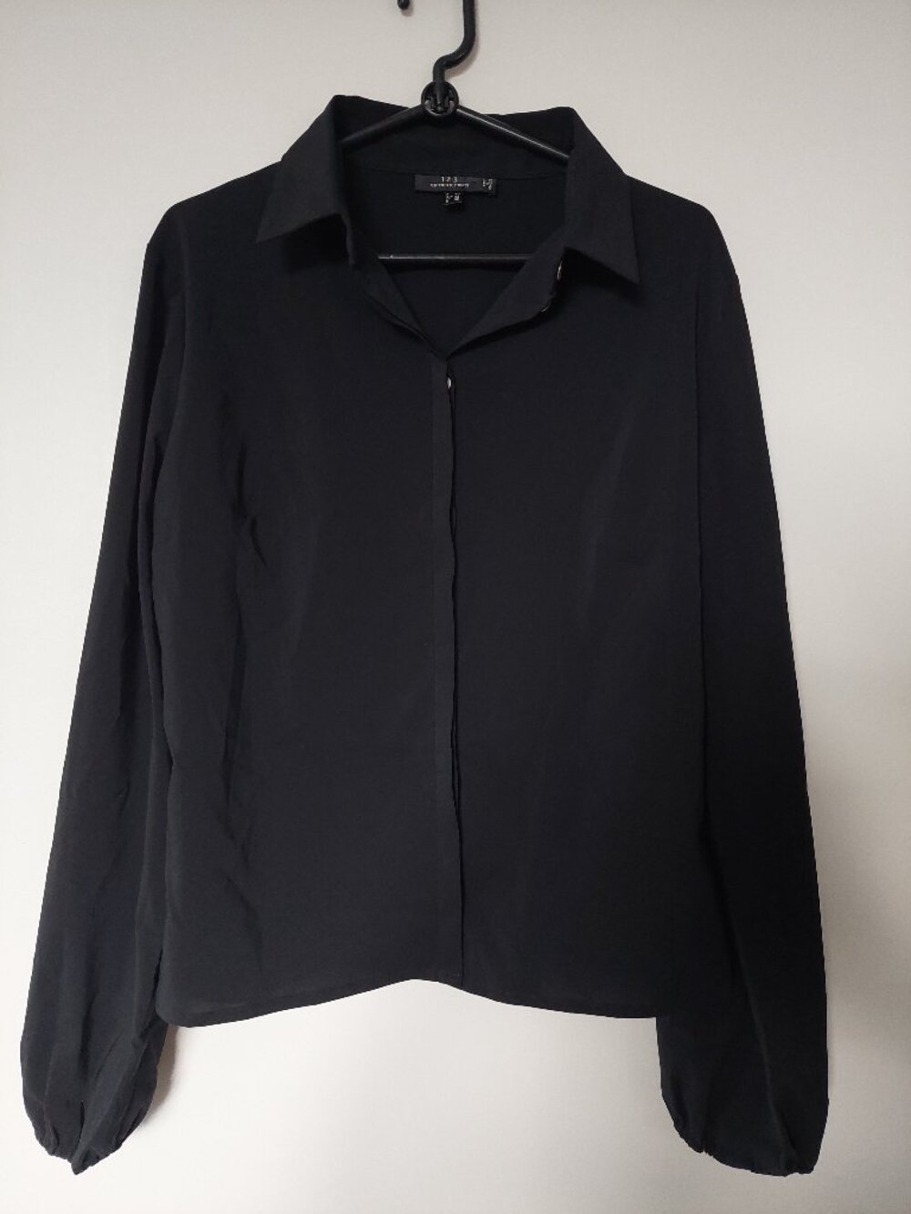 1.2.3 Paris Women's Size US 8/40F Blouse Silky Soft Gathered Cuffs